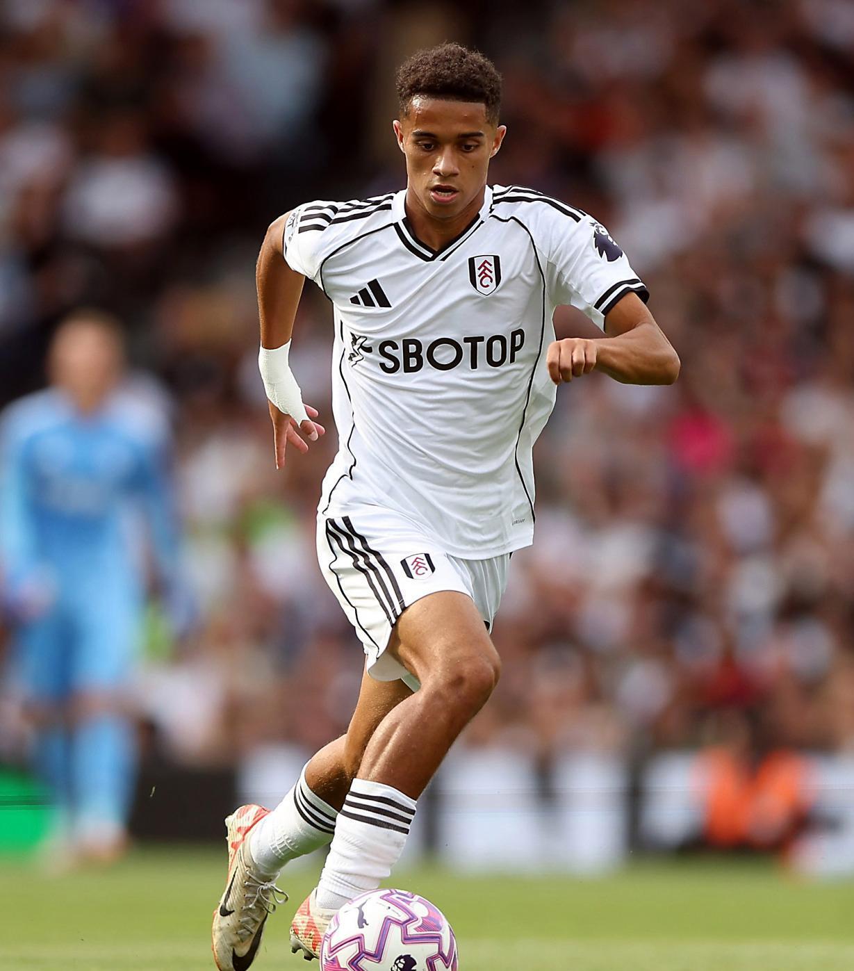 赛前欧联传出新动向；曼联再遭质疑；管理层表态：压力陡增；训练强度明显提升 